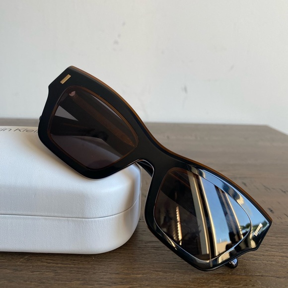 Calvin Klein - Picture 3 of 3